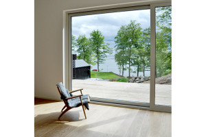 Bild inifrån hus med stort glasparti, byggt av PMB Sverige.
