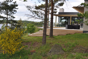 Bild på hus med prefabricerade betongväggar på Verkö. Byggt av PMB Sverige.