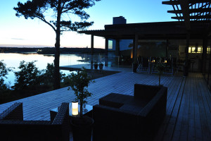 Bild på altan till hus vid vattnet byggt av PMB Sverige.
