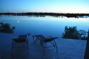 Bild på altan till hus vid vattnet byggt av PMB Sverige.